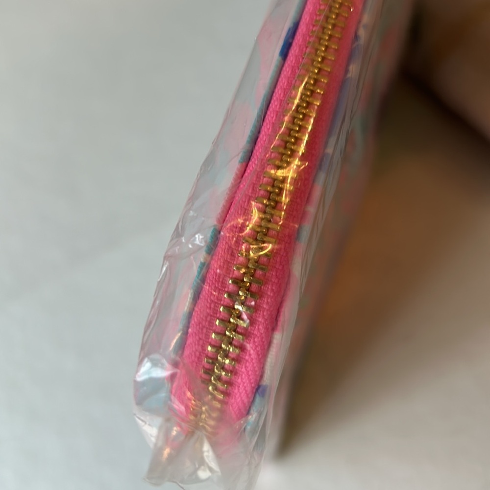 Lilly Pulitzer Splendor in the Sand Brand New  Tech Pouch - Picture 6 of 16